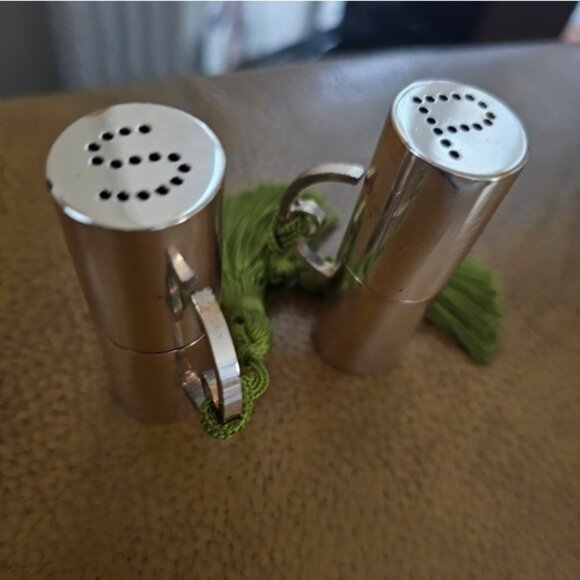 Vintage silver salt and pepper shakers - Picture 2 of 7